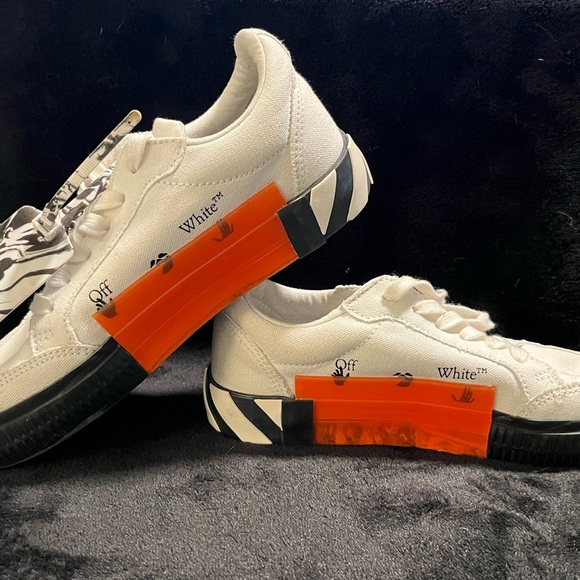 Off-White Low-Top Vulcanized Sneakers - Picture 9 of 10